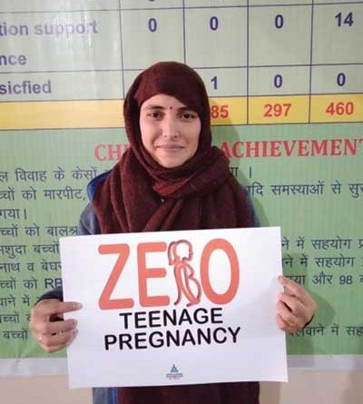 Roshni Bairwa holding up a Zero Teenage Pregnancy sign