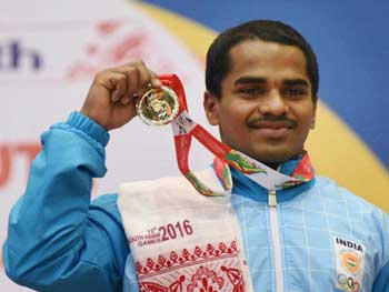 Gururaja Poojary with his silver medal at the Commonwealth Games 2018