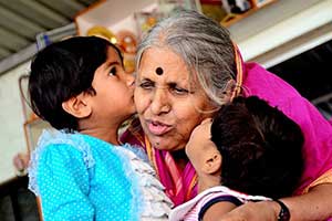 Sindhutai with two orphan children