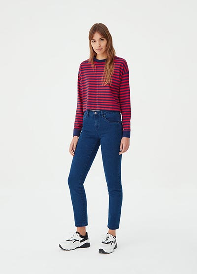Young woman wearing slim fit jeans
