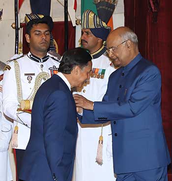 Anup Sah receiving the Padma Shri award from President Ram Nath Kovind