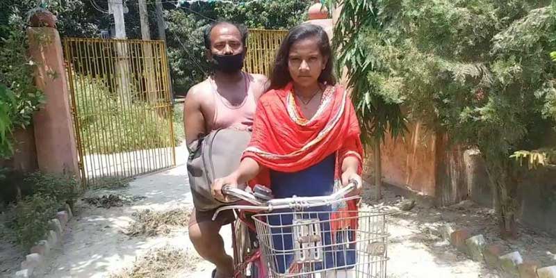 Jyoti Kumari with her father on the back of her cycle
