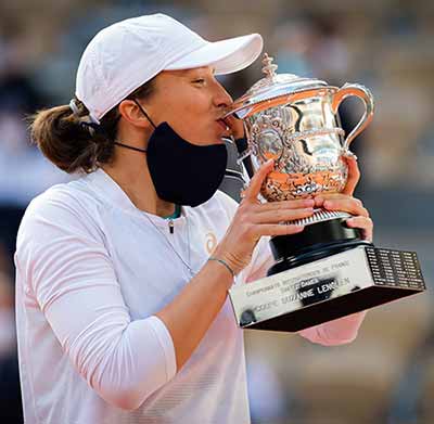 Iga Swiatek kisses the 2020 French Open Women's trophy