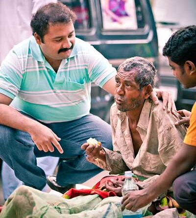 Narayanan Krishna feeding a hungry man on the roadside
