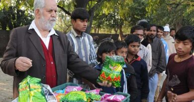 Jagdish Lal Ahuja a.k.a. Langar Bab distributing sweets to children