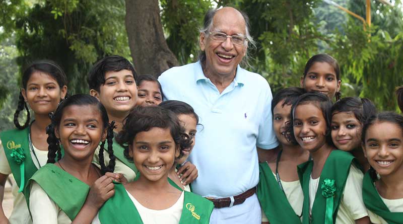 Virendra Sam Singh with students of Pardada Pardadi Educational Society